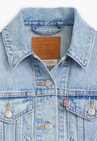 Giubbotto in denim blu chiaro con colletto a punta, bottoni in metallo argentato, cuciture a contrasto e etichetta in pelle del marchio. Taglia S.