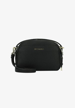 Sac bandoulière en cuir noir avec une finition texturée, matériel doré, fermeture à glissière et bandoulière réglable. Présente le nom de la marque embossé sur le devant.