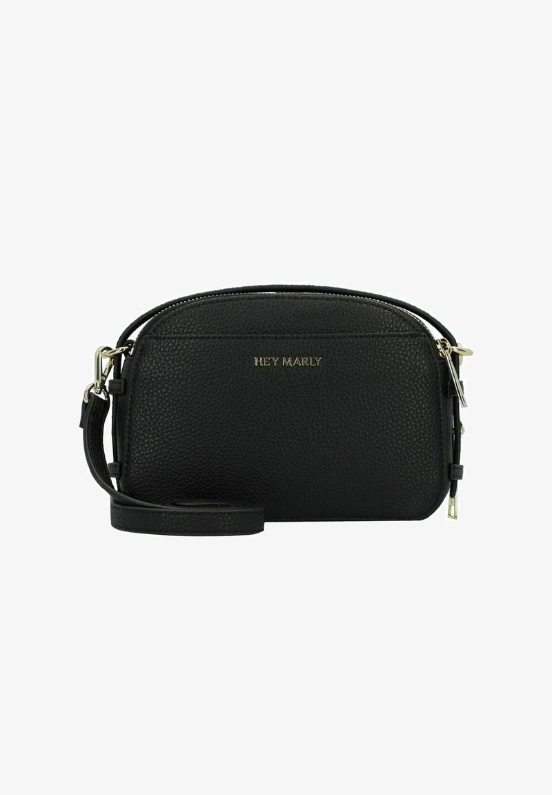 Schwarze Leder-Crossbody-Tasche mit strukturiertem Finish, goldener Hardware, Reißverschluss und verstellbarem Trageriemen. Auf der Vorderseite mit dem eingeprägten Markennamen.