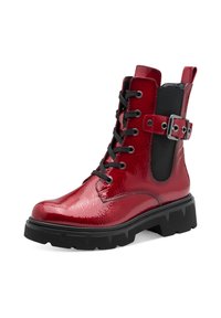 Rotes Lackleder-Ankle-Boot mit schwarzem elastischem Seitenpaneel, schwarzen Schnürsenkeln und einem geschlossenen Riemen. Mit einer klobigen schwarzen Gummisohle.