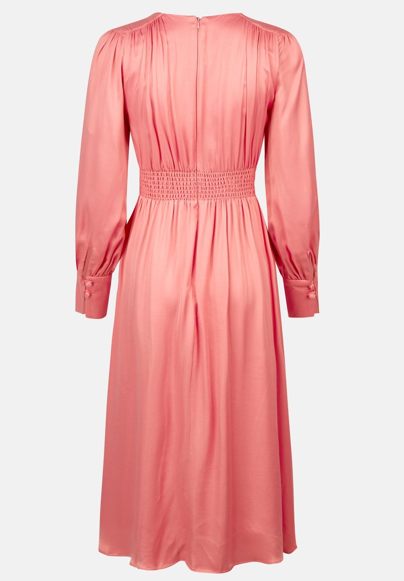 Roze satijnen jurk met lange mouwen, een gerimpelde taille en een rits aan de achterkant. De stof heeft een gladde textuur en valt tot halverwege het onderbeen.