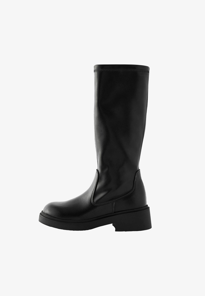 Cizme negre până la genunchi, realizate din piele netedă. Prevăzute cu un toc masiv, panouri elastice laterale și un design minimalistic.