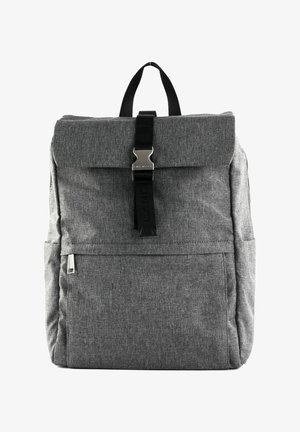 Sac à dos en tissu gris avec un rabat supérieur, sécurisé par une fermeture métallique argentée, doté d'une poche avant et d'une poignée supérieure pour le transport.