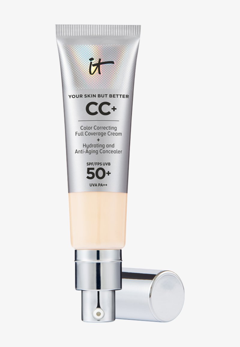 Tube med it Cosmetics Your Skin But Better CC+ krem med SPF 50+ og sølvfarget pumpehode, på hvit bakgrunn.