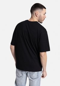 Redefined Rebel ROBERTO TEE GOTS - Triko s potiskem - black