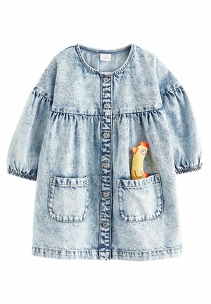 Robe en denim acidulé bleu clair pour tout-petit, à manches longues, boutons sur le devant, deux poches et un petit jouet en peluche jaune en forme de poussin dans la poche droite.