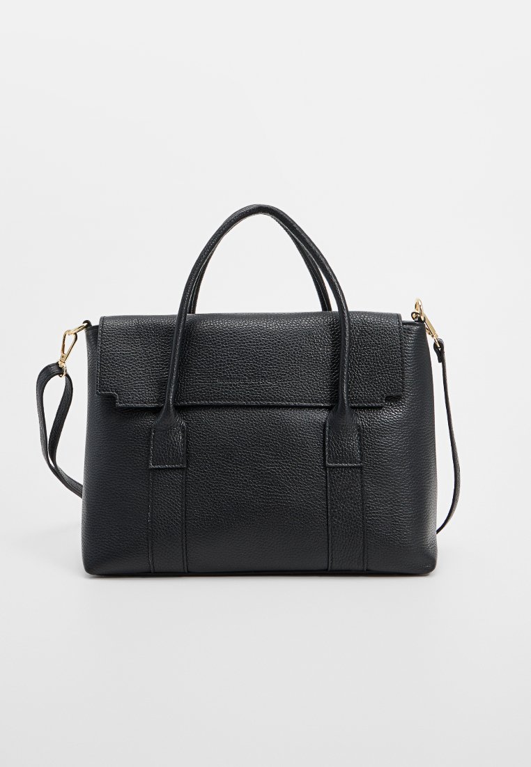 Sac à main en cuir noir avec surface texturée, forme rectangulaire, double poignées supérieures, bandoulière amovible et fermoir magnétique.