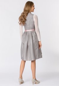 Graues Kleid mit tailliertem Oberteil und ausgestelltem Rock, ausgestattet mit einem rosa Bund und langen, durchsichtigen weißen Spitzeärmeln mit gemustertem Textur.