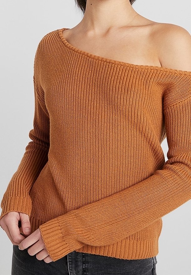Schulterfreier, gerippter Strickpullover in verbranntem Orange, mit langen Ärmeln und weitem Ausschnitt. Weicher Stoff und lockere Passform.