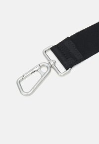 Czarny materiałowy pasek z metalowym karabińczykiem w kolorze srebrnym. Tekstura jest gładka, z mocnym splotem, wyposażony w pętlę do mocowania.