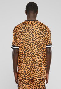 Urban Classics Camiseta estampada - orangeleopard