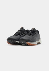 Chaussures de trail en mesh noir, dotées d'une semelle rembourrée, d'accents texturés et d'une semelle extérieure en caoutchouc robuste avec une section orange.