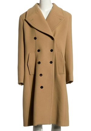Manteau en laine couleur camel, à double boutonnage, avec larges revers, poches latérales et boutons noirs, présenté sur un mannequin blanc.