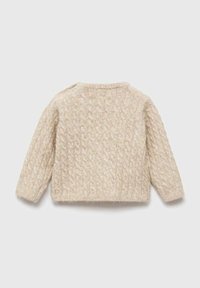 Bež pulover iz volne z kabelskim pletenjem, dolgimi rokavi in ribastimi manšetami, prikazan s hrbtne strani na enolični svetli podlagi.