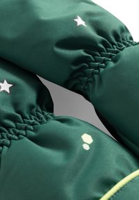 Grüne Gartenhandschuhe mit gerafftem Stoff an den Handgelenken, weißen Sternakzenten und einem strukturierten schwarzen Rücken mit einem reflektierenden, hexagonalen Logo.