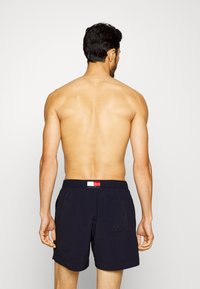 Tommy Hilfiger MEDIUM DRAWSTRING - Swimming shorts - desert sky