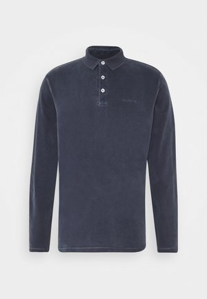 Marineblaues Langarm-Polohemd mit weicher Textur, Drei-Knopf-Leiste und dezentem gesticktem Logo über der linken Seite.