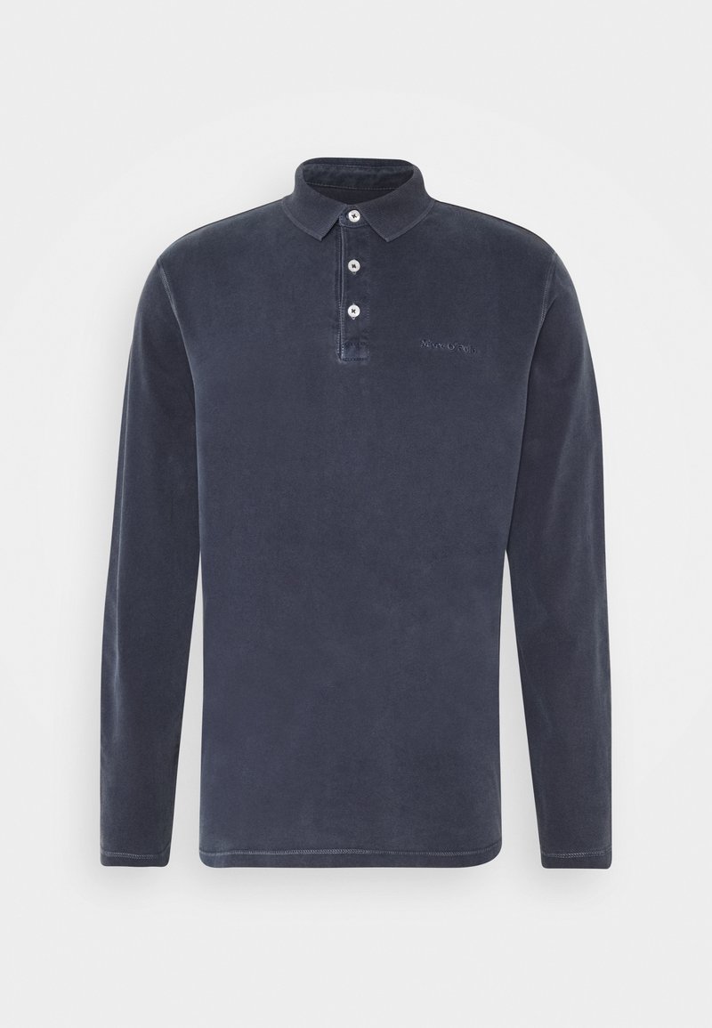 Marinblå långärmad polo med mjuk struktur, treknappsstängning och subtil broderad logotyp ovanför vänster sida.