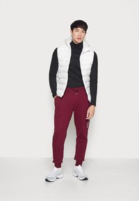 Tommy Hilfiger LOGO  - Calças de fato de treino - deep rouge