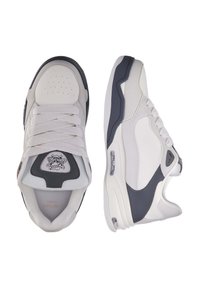 Białe sportowe sneakersy z szarymi akcentami, teksturowanym wierzchem, perforowanym noskiem oraz sznurowanym zapięciem. Posiadają naszywkę z logo na języku.