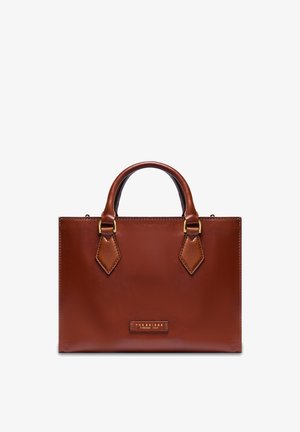 Bolso de mano de cuero marrón con asas dobles y herrajes dorados, con forma rectangular y etiqueta de la marca en el centro delantero.