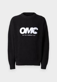 Suéter negro de punto acanalado con cuello redondo, que presenta el destacado texto bordado en blanco "OMC" y "OFF-TRACK MEMBERS' CLUB" en el frente.