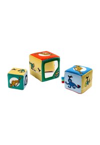 Tre morbidi blocchi di tessuto, gialli con accenti colorati, che presentano illustrazioni di animali. Un cubo ha una finestra ritagliata; gli altri sono solidi.