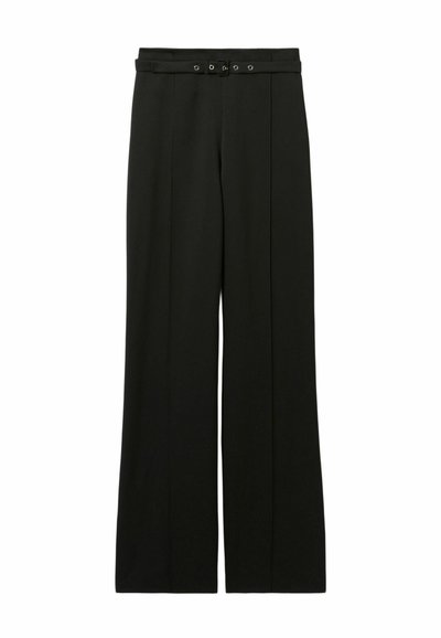 Pantaloni neri a gamba larga in tessuto testurizzato, con una vita aderente dotata di due bottoni e pieghe frontali marcate per un aspetto sartoriale.