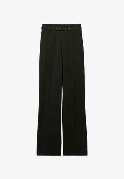 Pantalons larges noirs en tissu texturé, avec une taille ajustée dotée de deux boutons et des plis frontaux marqués pour un look habillé.