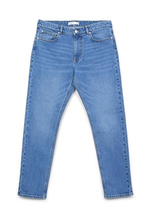 Jean en denim bleu clair avec une coupe droite, cinq poches, bouton supérieur et passants de ceinture. Texture légèrement délavée sans motifs visibles.