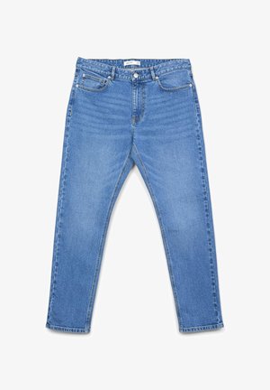 Jean en denim bleu clair avec une coupe droite, cinq poches, bouton supérieur et passants de ceinture. Texture légèrement délavée sans motifs visibles.
