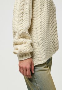 Wrangler LONG SLEEVE V NECK CABLE - RELAXED FIT - Strickpullover - ivory