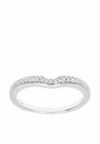 Anello ondulato in argento con una fila di piccole gemme trasparenti lungo il lato superiore, banda liscia e finitura lucida.