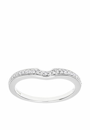Anello ondulato in argento con una fila di piccole gemme trasparenti lungo il lato superiore, banda liscia e finitura lucida.