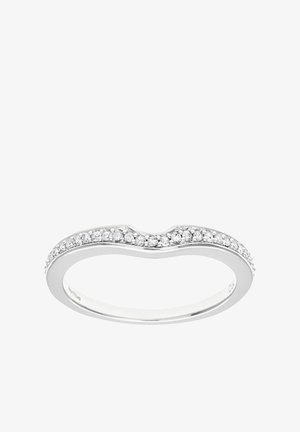 Valoviti srebrni prsten s redom malih prozirnih dragulja duž gornjeg ruba, glatka traka i polirani završetak.