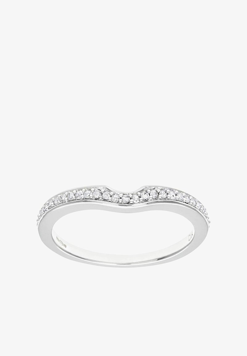 Vlnitý strieborný prsteň s radom malých priehľadných drahokamov pozdĺž hornej hrany, hladký pásik a lesklý povrch.