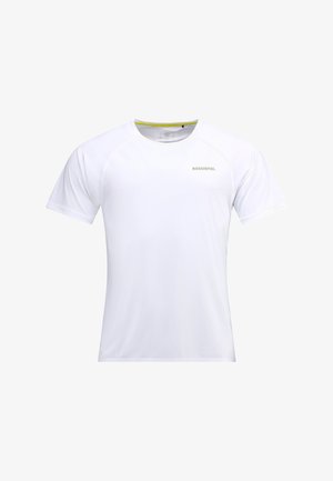 Camicetta bianca a maniche corte realizzata in tessuto leggero, con scollatura rotonda e un logo sottile grigio sulla parte anteriore, texture liscia.