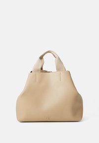 Beige skinnveske med to korte håndtak og en strukturert form. Har en glatt tekstur og subtilt logodesign på siden.