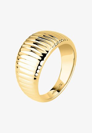 Anello a fascia larga in oro con superficie scanalata e testurizzata e interno lucido, inciso con il nome del marchio sul lato interno.