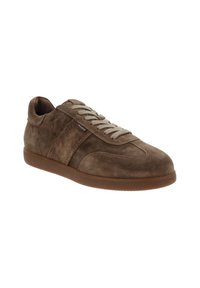 Bruine suède sneaker met een ronde neus, beige veters en een kenmerkend zijpaneelontwerp. Rubberen zool met een gestructureerde afwerking.
