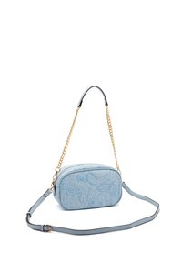 Borsa blu chiaro con un design testurizzato che presenta vari motivi di biglietti. Catena e tracolla regolabile, chiusura con zip, forma rettangolare.