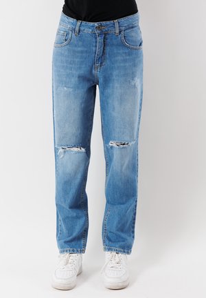 Jeans di denim blu chiaro con una vestibilità ampia, caratterizzati da zone strappate sulle ginocchia, design a cinque tasche e orli rifiniti.