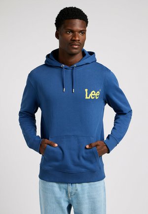 Sudadera azul de algodón con un bolsillo canguro en el frente, capucha ajustable con cordón y un logo amarillo en el pecho izquierdo.