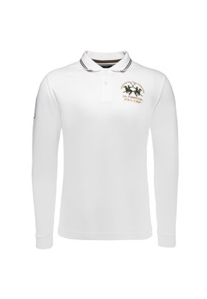 Hvid langærmet polo skjorte med krave, der har tofarvede striber ved kraven, samt et broderet design på brystet.