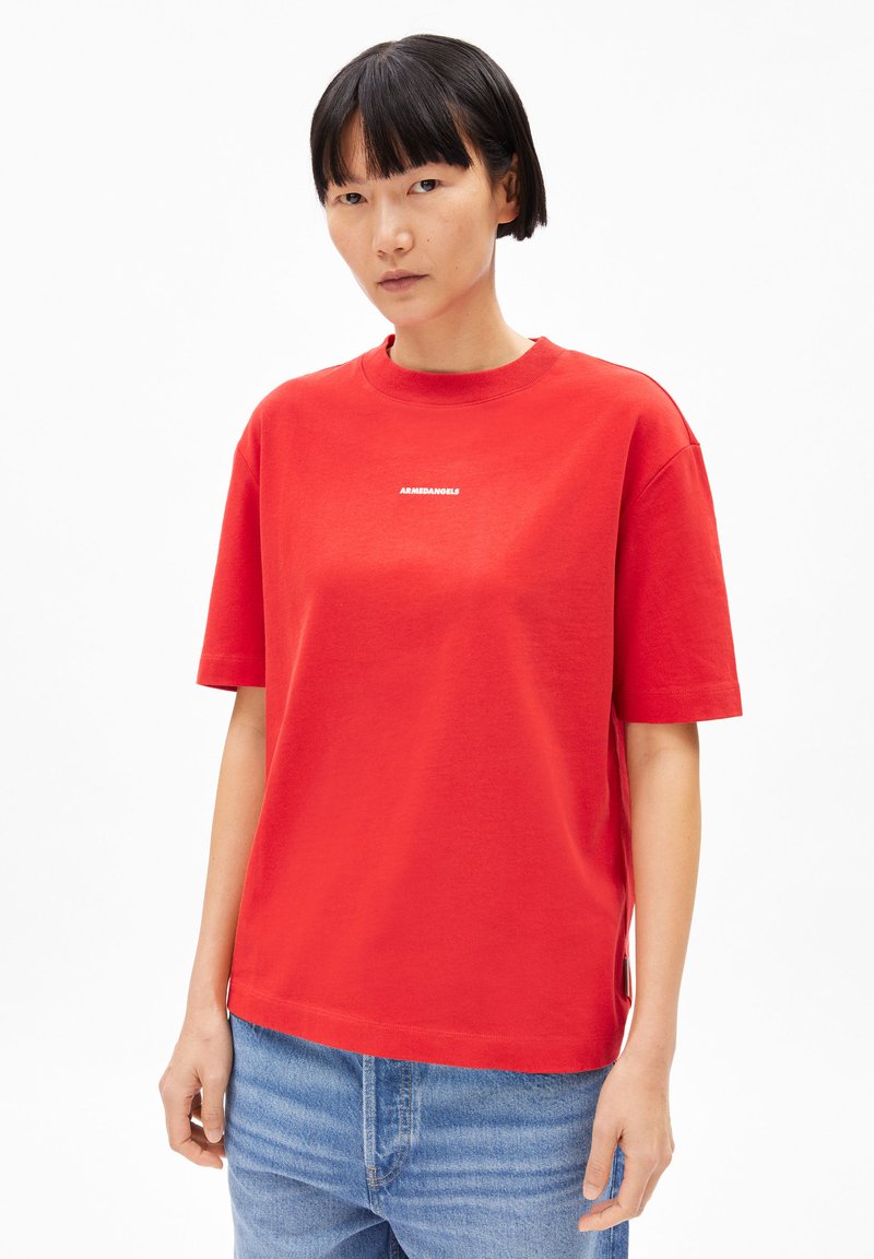 Rotes Baumwoll-T-Shirt mit kurzen Ärmeln und Rundhalsausschnitt. Mit einem kleinen weißen Logo, das in der Mitte der Brust platziert ist. Lockere Passform und glatte Textur.