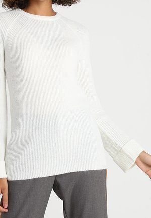 Witte ribben trui van gebreid materiaal met lange mouwen, ronde hals en brede ribben manchetten. Zachte textuur en een ontspannen pasvorm, geschikt voor het in laagjes dragen.