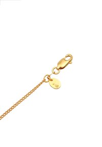 Goldene Kettenarmband mit einem Karabinerverschluss, versehen mit einem runden Anhänger mit Stempel. Die Kette besteht aus miteinander verbundenen ovalen Gliedern und hat eine glatte Textur.