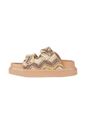 Sandalo aperto con due cinturini intrecciati regolabili in marrone, beige e giallo a motivo chevron su una suola spessa color cuoio.