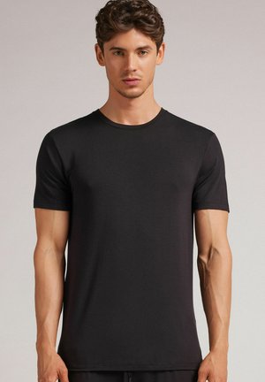 Schwarzes T-Shirt mit kurzen Ärmeln aus glattem Baumwollstoff, mit rundem Ausschnitt und tailliertem Design, ohne Muster oder Akzente.