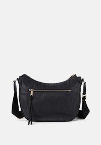 Borsa nera realizzata in materiale texturizzato, con una tasca frontale con cerniera, forma curvilinea e tracolla regolabile con hardware dorato.